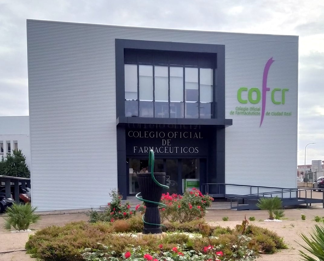 La Subdelegación del Gobierno refuerza la colaboración con el Colegio Oficial de Farmacéuticos de Ciudad Real en la protección de mujeres y personas vulnerables
